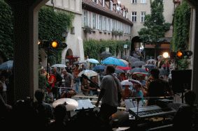 download unterm Regenschirm, Schwabacher B�rgerfest, 24.Juli 2004, 247kB